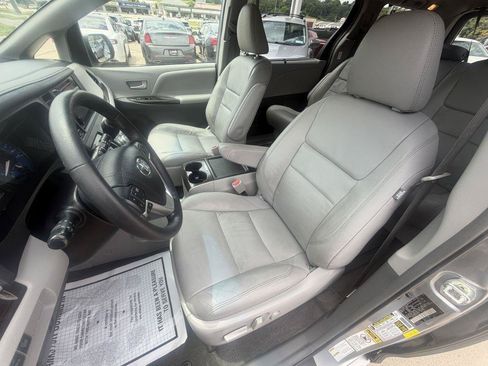 Used 2017 Toyota Sienna XLE Premium w/ Outdoor Package AWD/4WD image 10