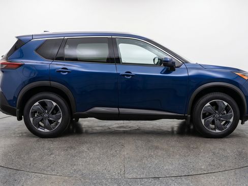 Used 2025 Nissan Rogue SV AWD/4WD image 11