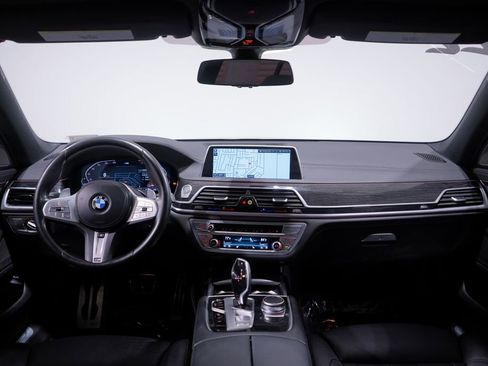 Used 2022 BMW 740i w/ M Sport Package image 10