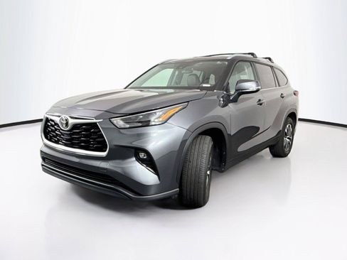 Used 2023 Toyota Highlander XLE FWD image 2