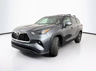 Used 2023 Toyota Highlander XLE FWD video 2
