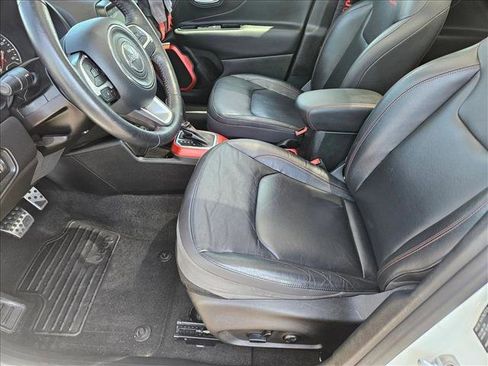 Used 2018 Jeep Renegade Trailhawk AWD/4WD image 17