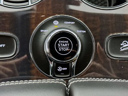 Used 2022 Bentley Bentayga AWD/4WD image 25