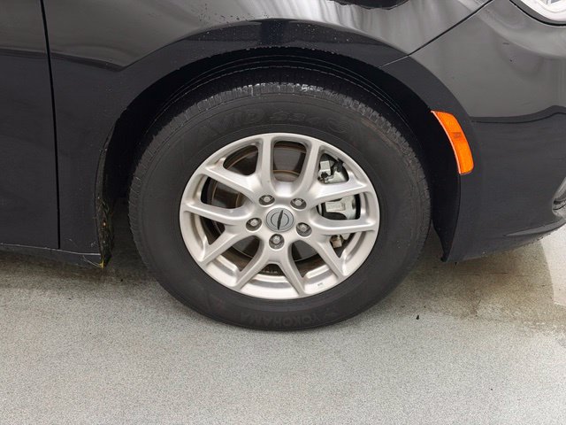 Used 2025 Chrysler Pacifica Select FWD image 30