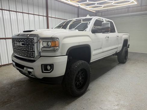 Used 2019 GMC Sierra 2500 Denali w/ Duramax Plus Package AWD/4WD image 3
