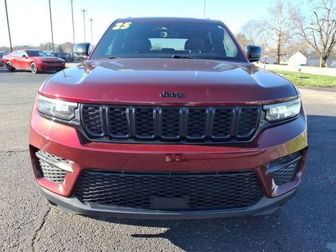 Used 2025 Jeep Grand Cherokee Altitude image 2