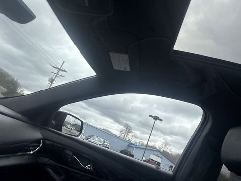 Used 2023 Chevrolet Traverse LT image 29