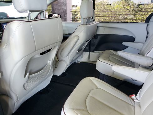 Used 2020 Chrysler Pacifica Limited w/ Advanced Safetytec Group FWD image 10