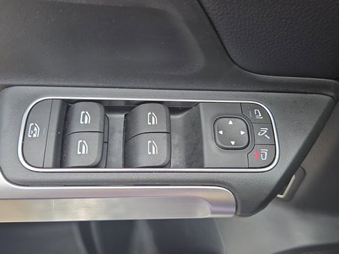Used 2024 Mercedes-Benz GLB 250 image 31