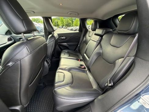Used 2019 Jeep Cherokee Latitude Plus w/ Cold Weather Group AWD/4WD image 34