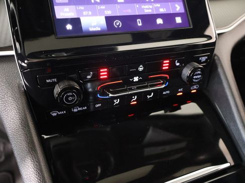 Used 2025 Jeep Grand Cherokee 4WD image 7