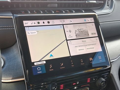 Used 2023 Jeep Grand Cherokee Limited w/ Black Appearance Package image 18