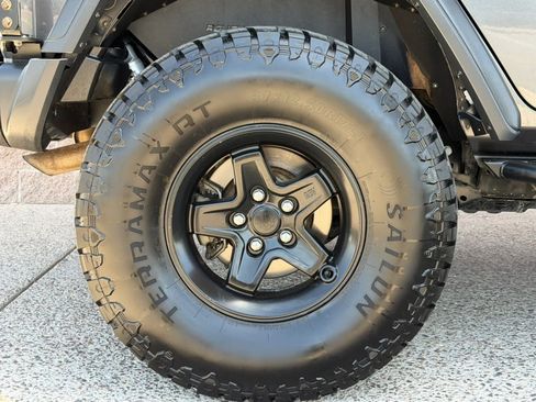 Used 2018 Jeep Wrangler Unlimited Rubicon w/ Dual Top Group AWD/4WD image 39