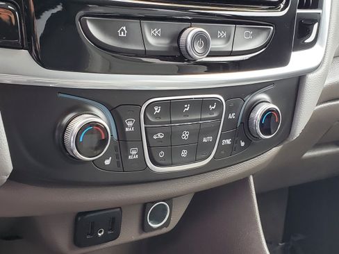 Used 2019 Chevrolet Traverse LT FWD image 21