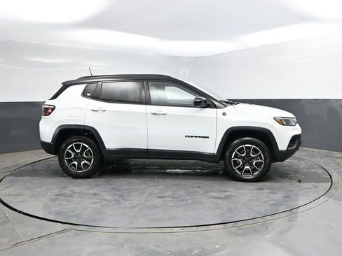 Used 2025 Jeep Compass Trailhawk AWD/4WD image 12