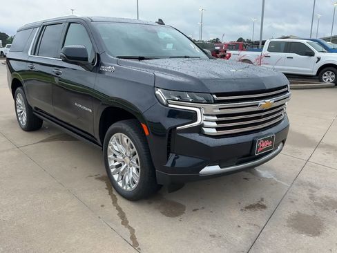 Used 2023 Chevrolet Suburban High Country AWD/4WD image 3