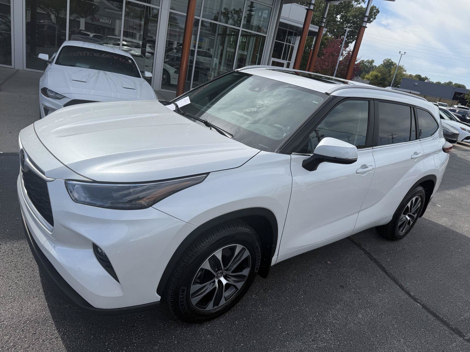 Used 2026 Toyota Highlander XLE AWD/4WD image 3