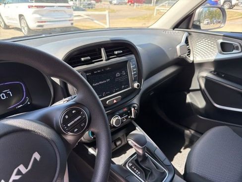 Used 2025 Kia Soul LX w/ LX Technology Package image 10