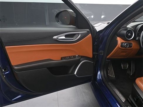 Used 2019 Alfa Romeo Giulia image 16