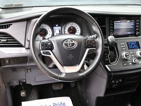 Used 2018 Toyota Sienna SE FWD image 29