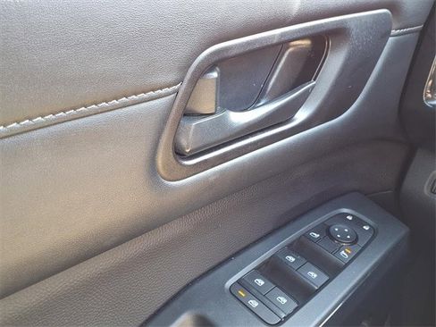 Used 2025 Nissan Pathfinder SV image 7