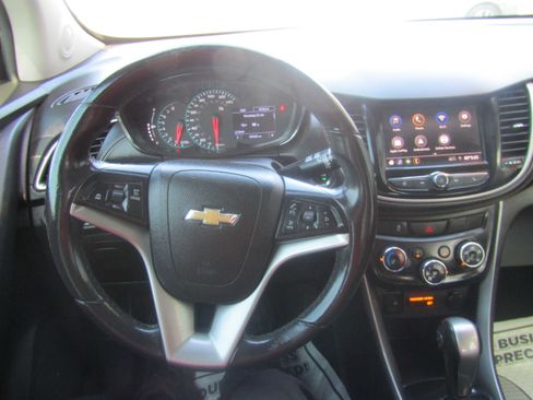 Used 2020 Chevrolet Trax LT w/ LT Convenience Package AWD/4WD image 16