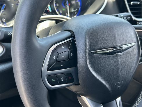 Used 2025 Chrysler Pacifica Select FWD image 29