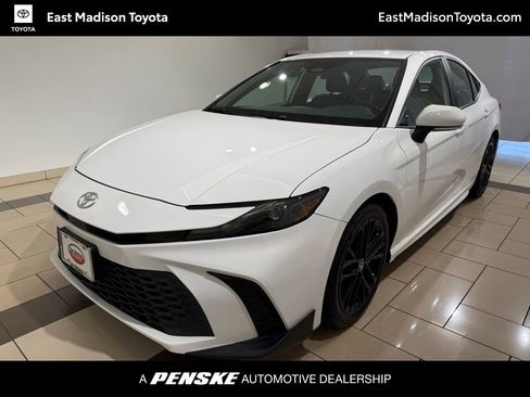 Certified 2025 Toyota Camry SE FWD image 1
