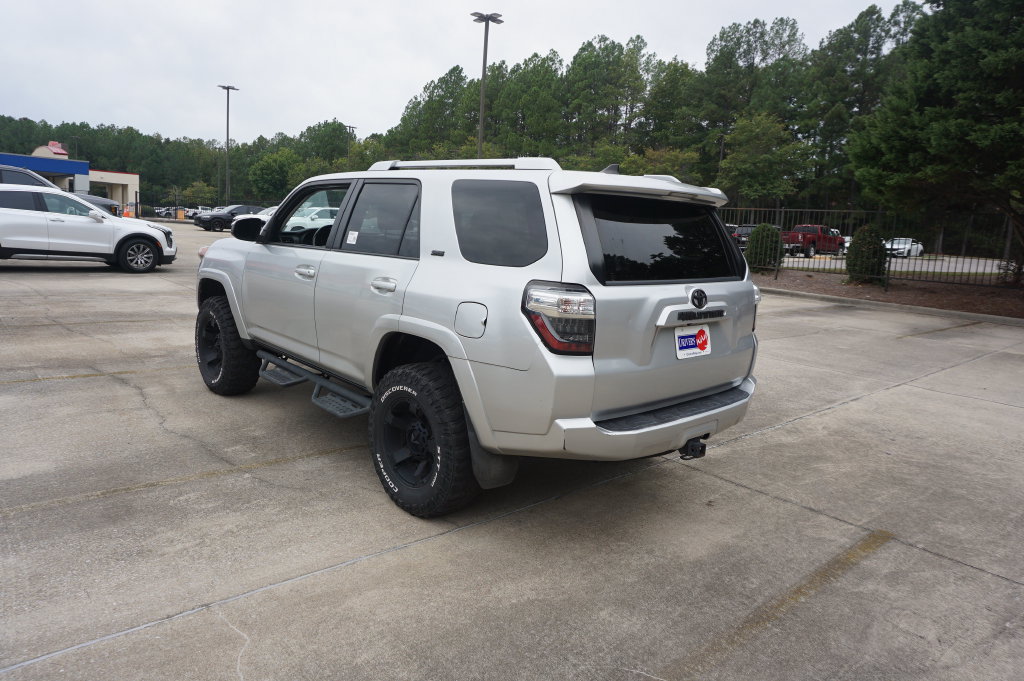 Used 2018 Toyota 4Runner SR5 AWD/4WD image 18