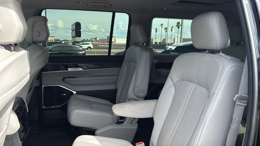 Used 2022 Jeep Wagoneer Series III w/ Premium Group I AWD/4WD image 21