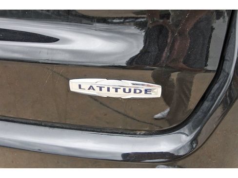 Used 2025 Jeep Compass Latitude AWD/4WD image 9