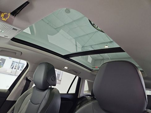 New 2026 Volkswagen Tiguan SE FWD image 18