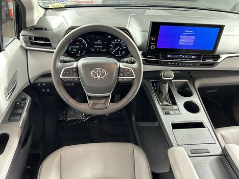 Used 2025 Toyota Sienna XLE image 22