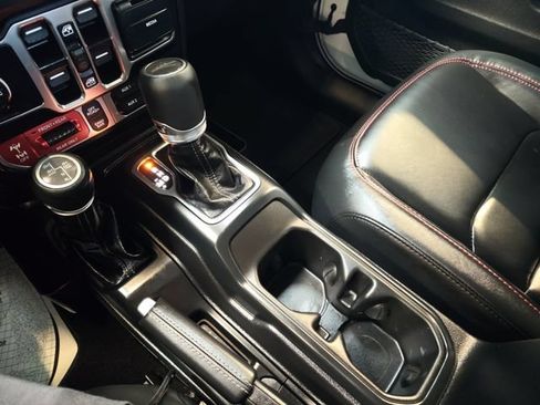 Used 2025 Jeep Gladiator Rubicon AWD/4WD image 18