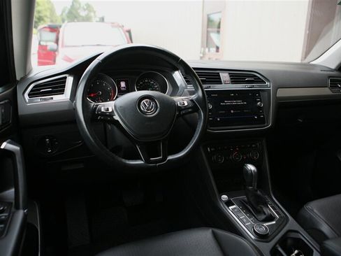 Used 2018 Volkswagen Tiguan SE AWD/4WD image 12