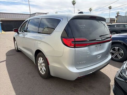 Used 2023 Chrysler Pacifica Touring-L image 3
