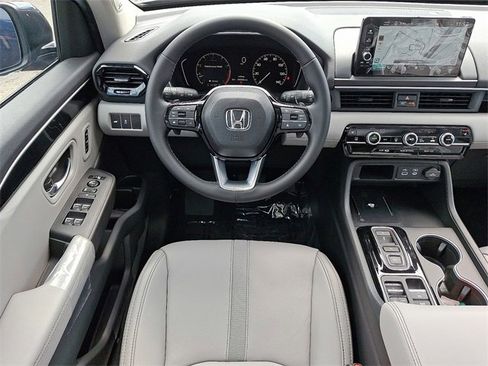 New 2025 Honda Pilot Touring image 9