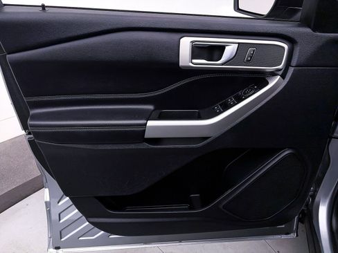 Used 2022 Ford Explorer XLT w/ Equipment Group 202A image 15