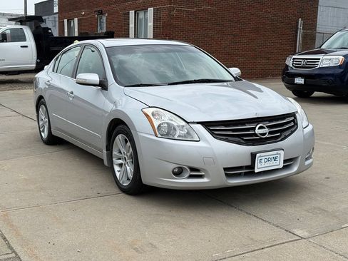 Used 2011 Nissan Altima 3.5 SR w/ 3.5SR Premium Pkg FWD image 4