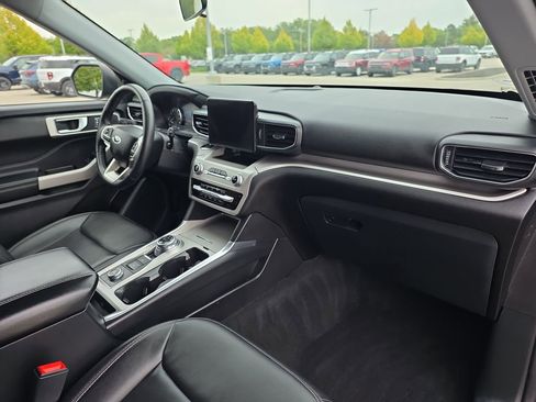 Used 2022 Ford Explorer XLT w/ Equipment Group 202A image 18