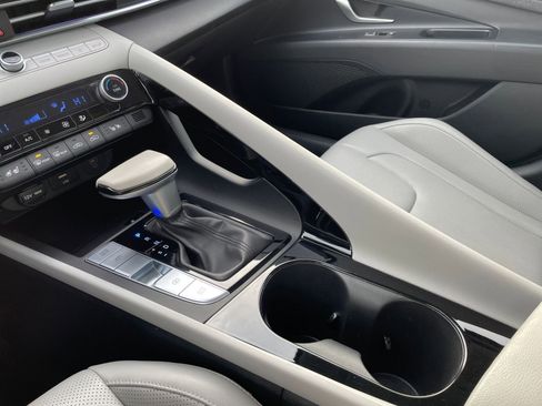 Used 2025 Hyundai Elantra Limited image 40