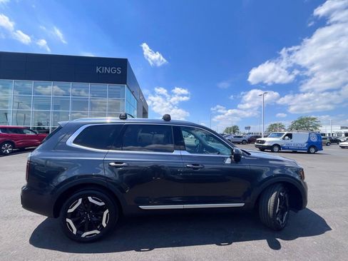 Used 2024 Kia Telluride EX w/ EX Captain's Chair Package AWD/4WD image 2