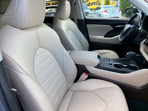 Used 2022 Toyota Highlander XLE AWD/4WD image 25