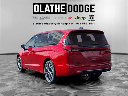 New 2026 Chrysler Pacifica Select image 3