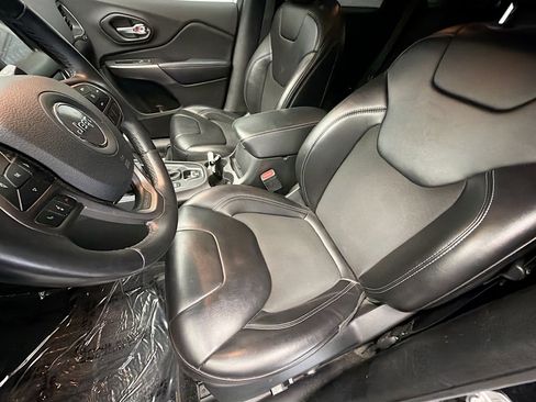 Used 2019 Jeep Cherokee Latitude Plus w/ Comfort/Convenience Group image 11