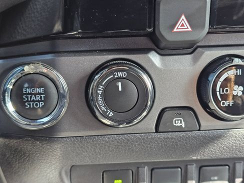 Used 2018 Toyota Tacoma TRD Off-Road w/ Technology Package AWD/4WD image 21