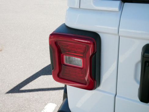 Used 2020 Jeep Wrangler Unlimited Sahara AWD/4WD image 17