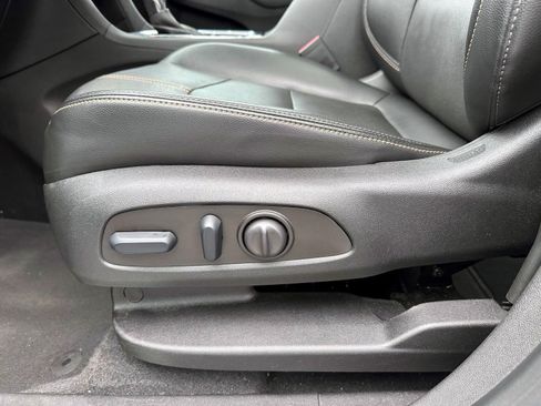 Used 2023 Chevrolet Equinox Premier AWD/4WD image 11