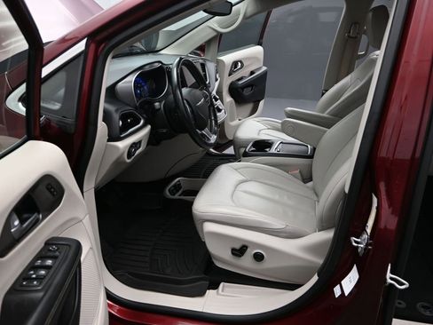 Used 2021 Chrysler Pacifica Touring-L image 17