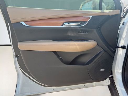 Used 2017 Cadillac XT5 Platinum w/ Driver Assist Package AWD/4WD image 32